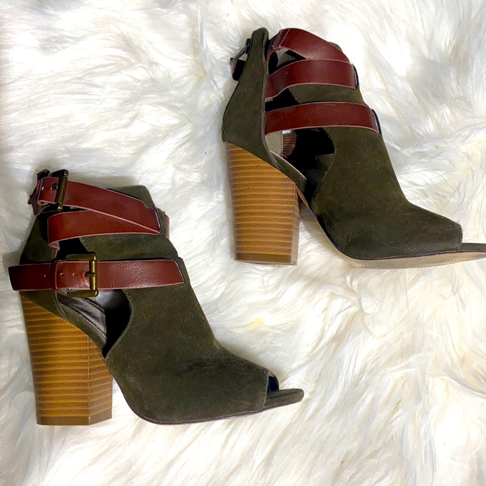 Shoe Dazzle Army Green Belted Chunky Sandal